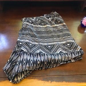 En creme black and white elastic shorts size Large